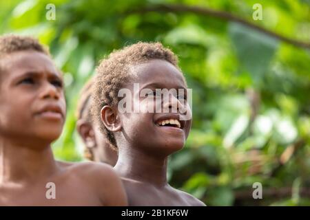 Pfingstinsel Vanuatu, Südpazifik, Oceania: Melanesisches Jungenporträt lächelnd aufschauend Stockfoto