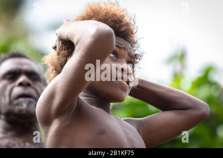 Pfingstinsel Vanuatu, Südpazifik, Oceania: Melanesisches Jungenporträt lächelnd aufschauend Stockfoto