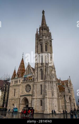 Matthias Kirche auf dem Buda-Hügel ein verregneter Wintertag Stockfoto