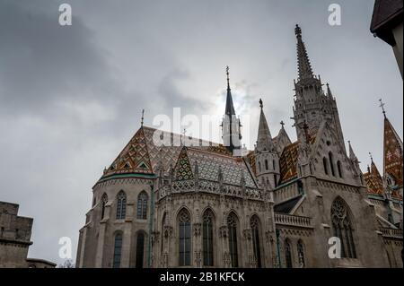 Matthias Kirche auf dem Buda-Hügel ein verregneter Wintertag Stockfoto