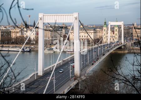 Blick vom Gellert Hill über die Elisabethbrücke zur Innenstadt-Pfarrkirche in Pest Stockfoto