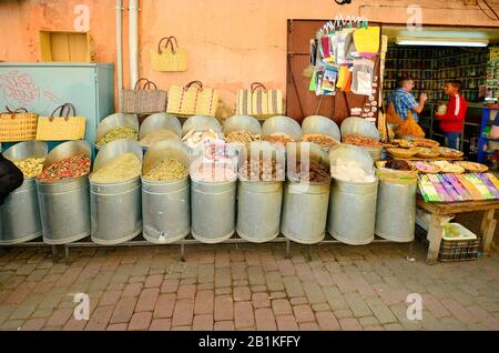 Marrakesch, Marokko - 22. November 2014: Unidentifizierte Menschen und Geschäfte mit verschiedenen Waren Stockfoto