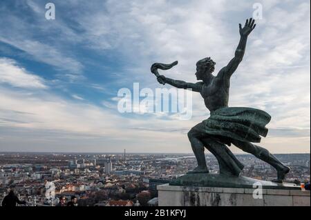 Flamme der Freiheitsstatue auf dem Gellert Hügel mit Blick über Budapest an einem schönen Wintertag Stockfoto
