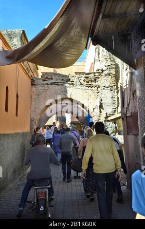 Marrakesch, Marokko - 22. November 2014: Menschenmenge an nicht identifizierten Menschen in der schmalen Straße des Souks Stockfoto