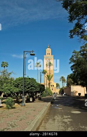 Marrakesch, Marokko - 23. November 2014: Nicht identifizierte Menschen, Straßenlaterne und Koutoubia-Moschee Stockfoto