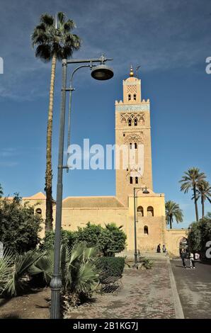 Marrakesch, Marokko - 23. November 2014: Nicht identifizierte Menschen, Straßenlaterne und Koutoubia-Moschee Stockfoto