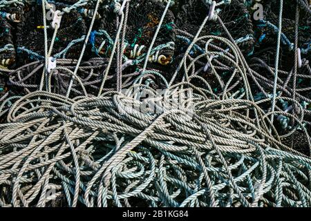 Hummertöpfe und Seile, Portmagee Harbour, County Kerry, Irland Stockfoto