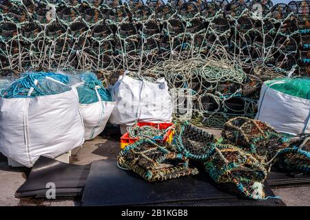 Hummertöpfe und Seile, Portmagee Harbour, County Kerry, Irland Stockfoto