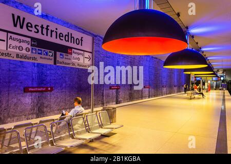 München, Deutschland - 1. Juli 2016. Innenansicht des U-Bahnhofs Westfriedhof an der Linie U1 der U-Bahn München, mit Personen und Informationen B. Stockfoto