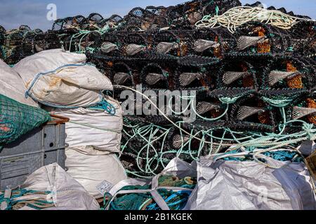 Hummertöpfe und Seile, Portmagee Harbour, County Kerry, Irland Stockfoto