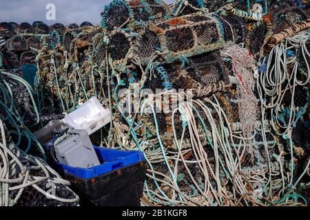 Hummertöpfe und Seile, Portmagee Harbour, County Kerry, Irland Stockfoto