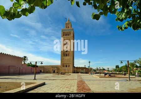 Marrakesch, Marokko - 23. November 2014: Nicht identifizierte Menschen und Koutoubia-Moschee, Wahrzeichen und Touristenattraktion Stockfoto