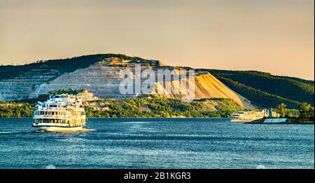 Kreuzfahrtschiffe auf der Wolga bei Togliatti in Russland Stockfoto