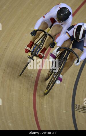 Olympischen Velodrom 2012. London, Großbritannien, Beschreibung: Finale des Sprint der Frauen aus Anna MEARS und GBR Victoria PENDLETON auf der Olympia-Velodrome 2012 London Olympic Track Cycling. Velodrom, Stratford East London. Großbritannien, 16:23:48 Dienstag, 08.07.2012 [Pflichtgutschrift: Peter Spurrier/Intersport Images] Stockfoto