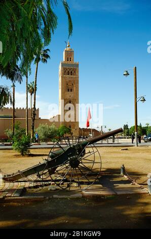 Marrakesch, Marokko - 23. November 2014: Nicht identifizierte Menschen und Koutoubia-Moschee, ein Wahrzeichen der Stadt in der Nähe des Djemaa el Fna Platzes Stockfoto