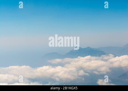 Luftaufnahme von der Tahtali-Spitze über die Taurus-Berge bedeckte Wolken. Reisekonzept Stockfoto