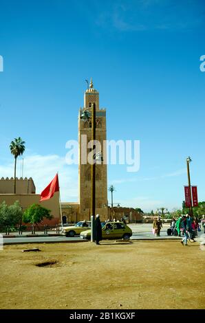 Marrakesch, Marokko - 23. November 2014: Nicht identifizierte Menschen und Koutoubia-Moschee, Wahrzeichen und Touristenattraktion Stockfoto