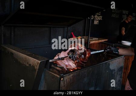 Traditioneller tschechischer Schweinebraten auf dem Spieß. Große Fleischstücke auf dem Straßennahrungsmarkt Stockfoto