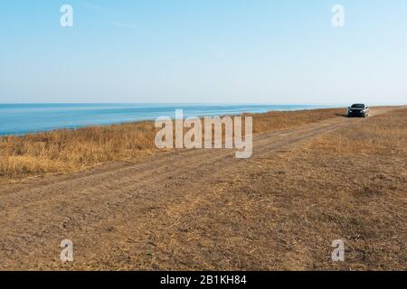 Auto auf der Straße auf dem Meer. Reisekonzept Stockfoto