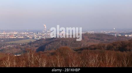 Krakauer. Krakow. Polen. Panoramabild mit mäßigem Smog über der Stadt. Luftwiege. Stockfoto