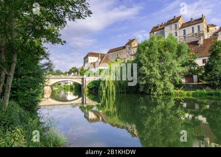 Fluss Ognon und Blick auf die Altstadt, Pesmes, Departement Haute-Saone, Frankreich Stockfoto