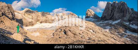 Wanderer blicken auf alpine Landschaft, Großen Gosaugletscher, hohes Kreuz, hoher und Niederer Dachstein, Mitterspitz, Salzkammergut, Oberösterreich Stockfoto