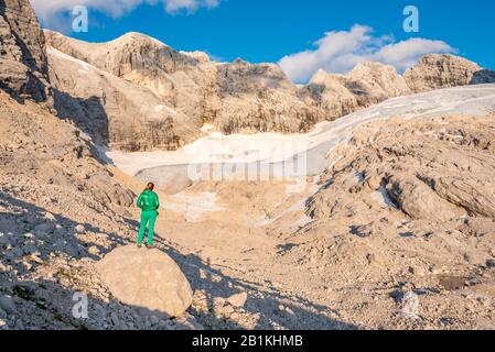 Wanderer blicken auf alpine Landschaft, Großen Gosaugletscher, hohes Kreuz, hoher und Niederer Dachstein, Salzkammergut, Oberösterreich, Österreich Stockfoto