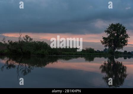 Sonnenaufgangslandschaften vom Fluss Mincio, Mantua, Italien Stockfoto