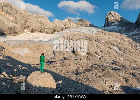 Wanderer blicken auf alpine Landschaft, Großen Gosaugletscher, Mitterspitz Hoch und Tief Dachstein, Salzkammergut, Oberösterreich, Österreich Stockfoto