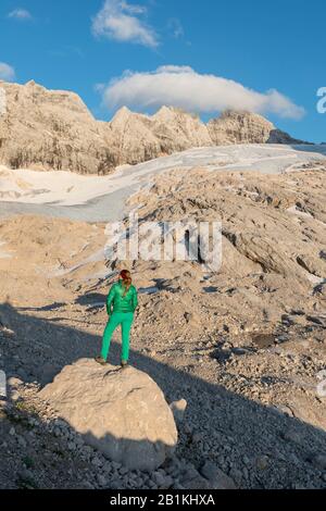 Wanderer blicken auf alpine Landschaft, Großen Gosaugletscher, Hohen und Niedrigen Dachstein, Salzkammergut, Oberösterreich, Österreich Stockfoto