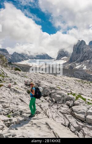 Wanderer, alpine Landschaft, Großer Gosaugletscher, Dachstein und Torstein, Salzkammergut, Oberösterreich, Österreich Stockfoto