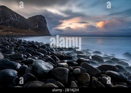 Felsige Küste mit Surf, Unstad Strand, Lofoten, Norwegen Stockfoto