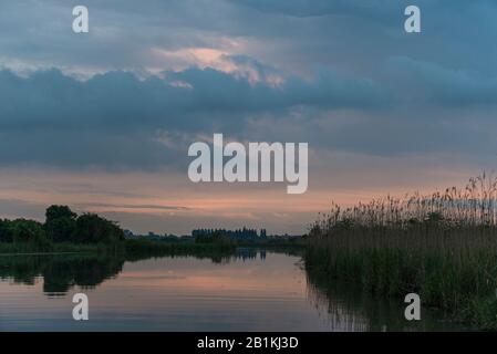 Sonnenaufgangslandschaften vom Fluss Mincio, Mantua, Italien Stockfoto