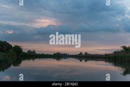 Sonnenaufgangslandschaften vom Fluss Mincio, Mantua, Italien Stockfoto