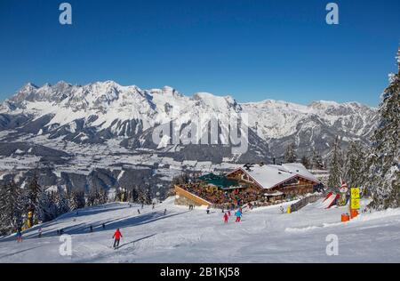 Skigebiet Planai mit Blick auf die Schafalm und das Dachsteinmassiv, Schladming, Styria, Österreich Stockfoto