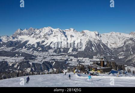 Skigebiet Planai mit Blick auf die Bergstation und das Dachsteinmassiv, Schladming, Styria, Österreich Stockfoto