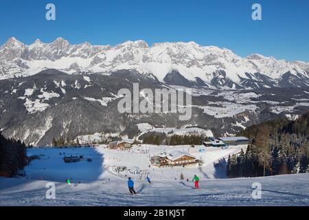 Skigebiet Reiteralm, Lena Alm und Jaga Stueberl, Blick auf das Dachsteinmassiv, Schladming, Styria, Österreich Stockfoto