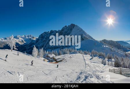 Skigebiet Dachstein West, Zwieselalm, Blick auf Dachstein und Gosaukamm, Gosau, Salzkammergut, Österreich Stockfoto