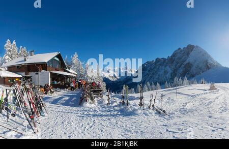 Dachsteinmassiv, Skigebiet Dachstein West, Zwieselalm, Blick auf Dachstein und Gosaukamm, Gosau, Salzkammergut, Österreich Stockfoto