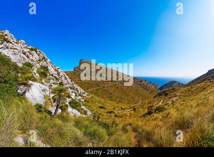 Bergwandern auf Mallorca, Wanderweg nach Cala Murta, Serpentine Old Lighthouse Trail Cami Vell del Far, Formentor-Halbinsel, Mallorca, Balearen Stockfoto