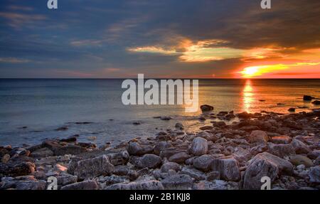 Sonnenaufgang an der felsigen Küste Stockfoto