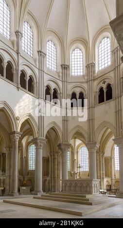 Blick auf den Altar in der römischen Basilika Sainte-Marie-Madeleine, Vezelay, Appartement Yonne, Frankreich Stockfoto