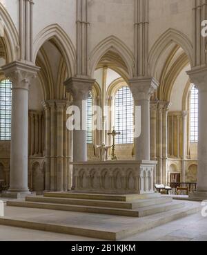 Blick auf den Altar in der römischen Basilika Sainte-Marie-Madeleine, Vezelay, Appartement Yonne, Frankreich Stockfoto