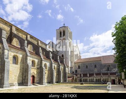 Romanischer Blick auf den Altar in der römischen Basilika Sainte-Marie-Madeleine, Vezelay, Appartement Yonne, Frankreich, Vezelay, Appartement Stockfoto