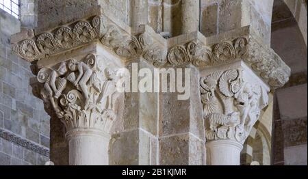 Dekorierte Kapitelle in der römischen Basilika Sainte-Marie-Madeleine, Vezelay, Abteilung Yonne, Frankreich Stockfoto