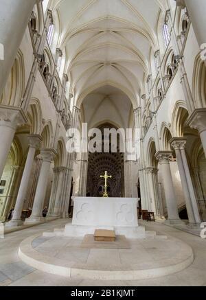 Blick auf den Altar in der römischen Basilika Sainte-Marie-Madeleine, Vezelay, Appartement Yonne, Frankreich Stockfoto