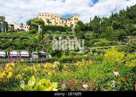 Meran, Südtirol, Italien - 4. Juli 2016. Blick auf botanische Gärten und Schloss Trauttmansdorff-Schloss in Meran, Italien. Blick mit den Leuten im Sommer. Stockfoto