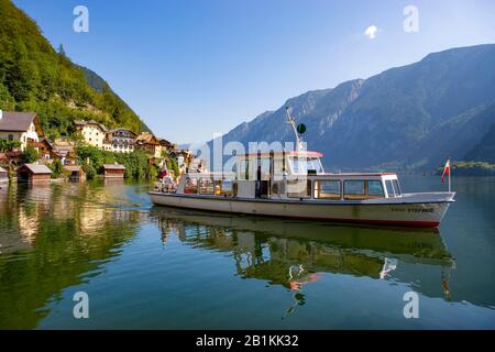 Ausflugsschiff auf See Hallstatt, Hallstatt, Salzkammergut, Oberösterreich, Österreich Stockfoto