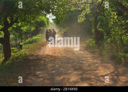 Motorradtransport auf staubigen Hinterwegen am Rio Magdalena, Santa Cruz de Mompocks, Bolivar, Kolumbien Stockfoto