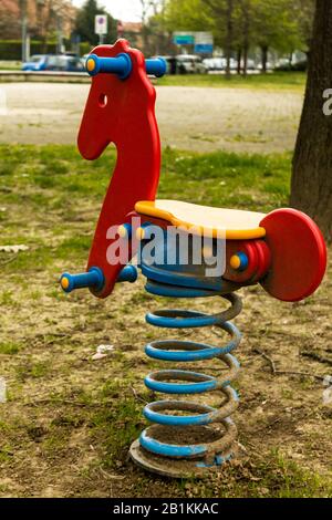 Schaukelpferd mit Frühling im Park Stockfoto